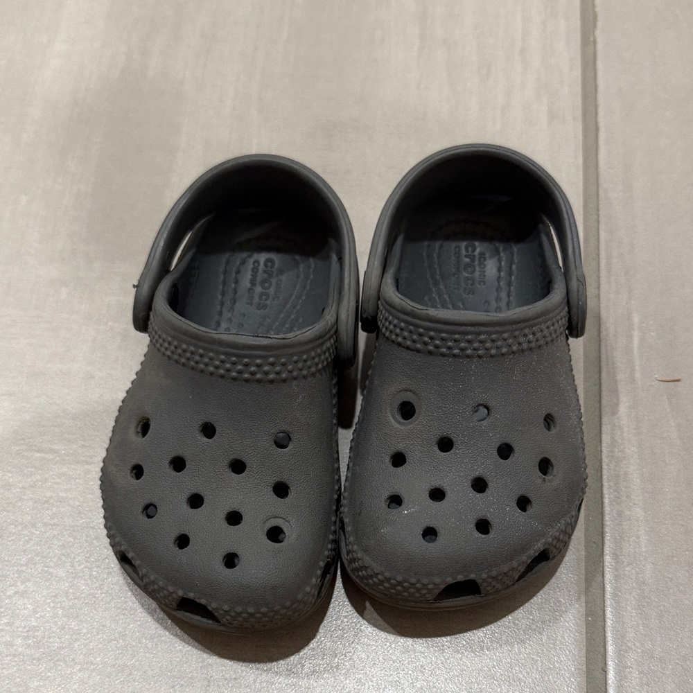 CROCS Kids Charcoal Sandals sz c 6 toddler